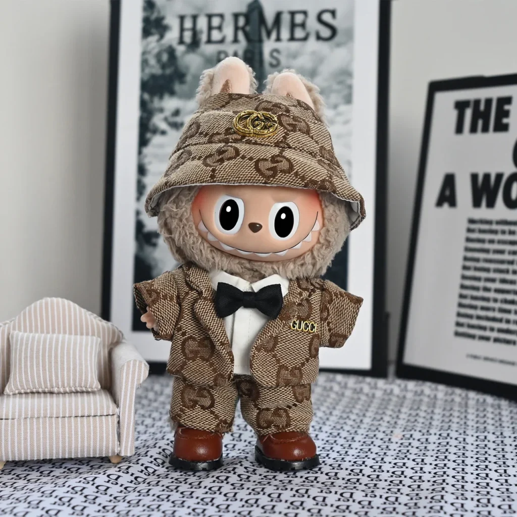Costume Gucci miniature pour Labubu, motifs GG, veste, pantalon et bob élégants.