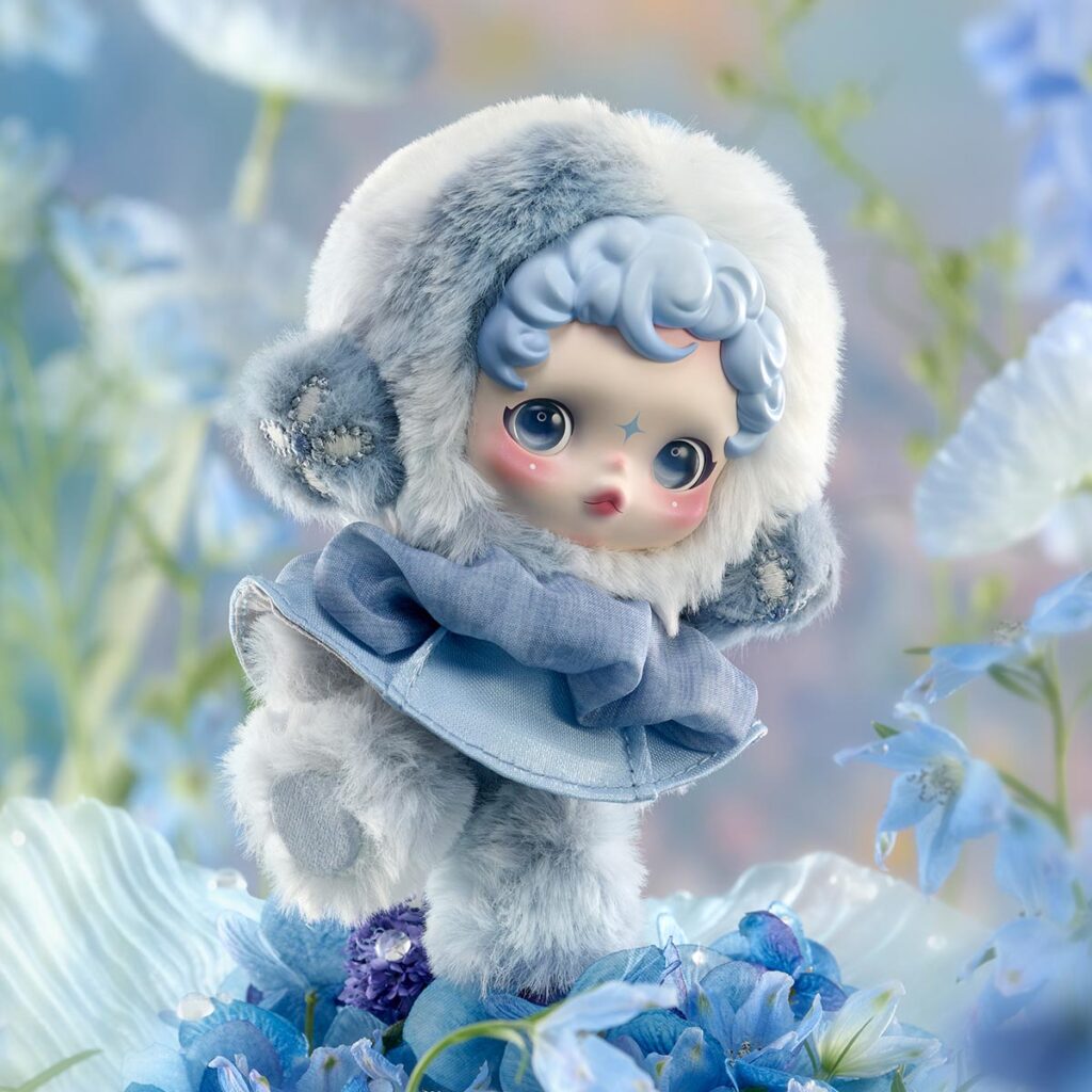 Poupée peluche SkullPanda Dew L'impressionnisme: visage pâle, cheveux pastel, fourrure douce bleu-gris.