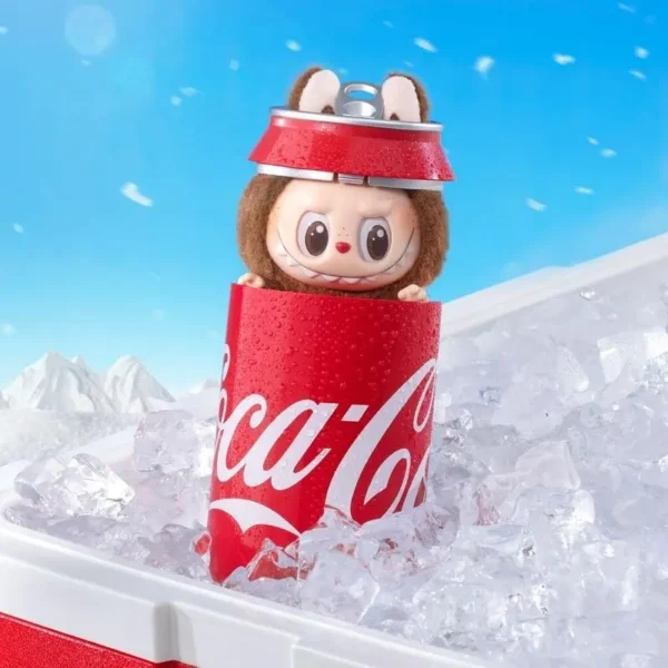 Figurine Labubu Secret x Coca-Cola édition limitée Pop Mart, canette rouge fraîche avec gouttes.