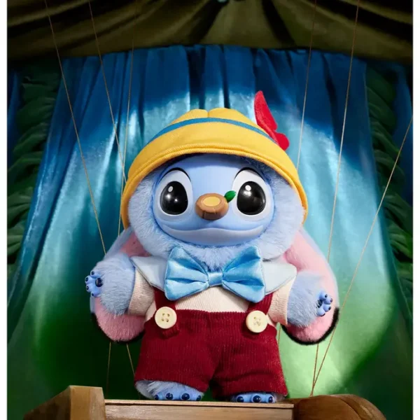 Pendentif Labubu Stitch Pinocchio Art Toy Disney Pop Mart sur scène de théâtre.