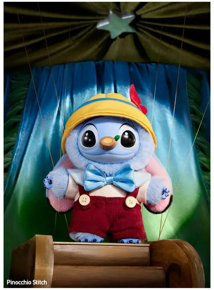 Pendentif Labubu Stitch Pinocchio Art Toy Disney Pop Mart sur scène de théâtre.