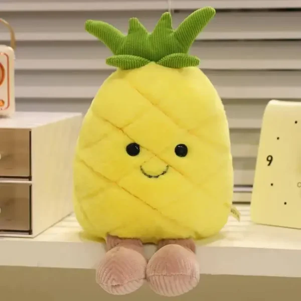 Peluche ananas jaune vif kawaii façon Jelly assise sur étagère.