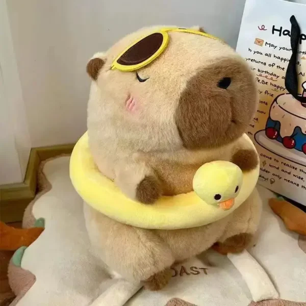 Peluche Capybara beige ultra-douce avec bouée canard jaune et lunettes de soleil.