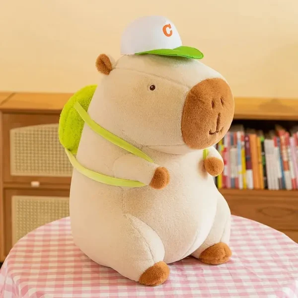 Peluche Capybara beige ronde kawaii avec casquette "C" et sac à dos vert