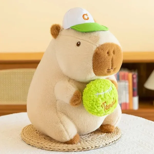Peluche Capybara Tennis beige, casquette baseball verte, balle de tennis, style kawaii.