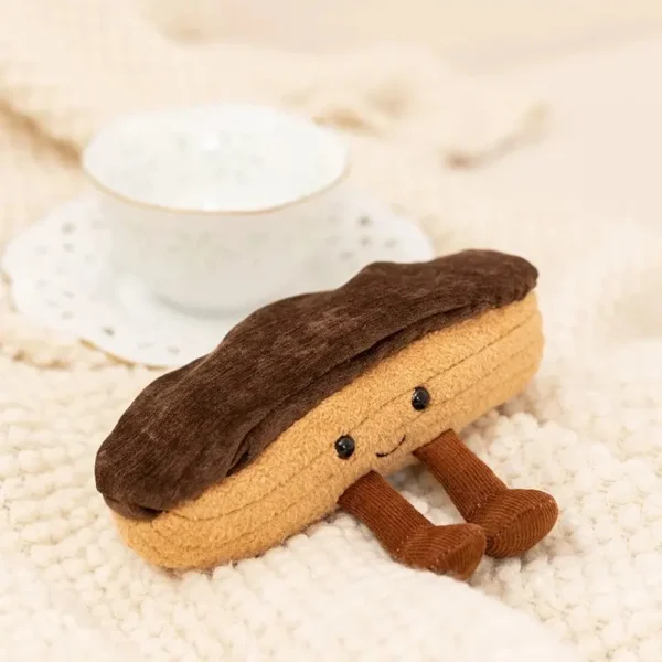 Peluche éclair design gourmand façon Jellycat, base beige, glaçage marron velouté, visage kawaii.