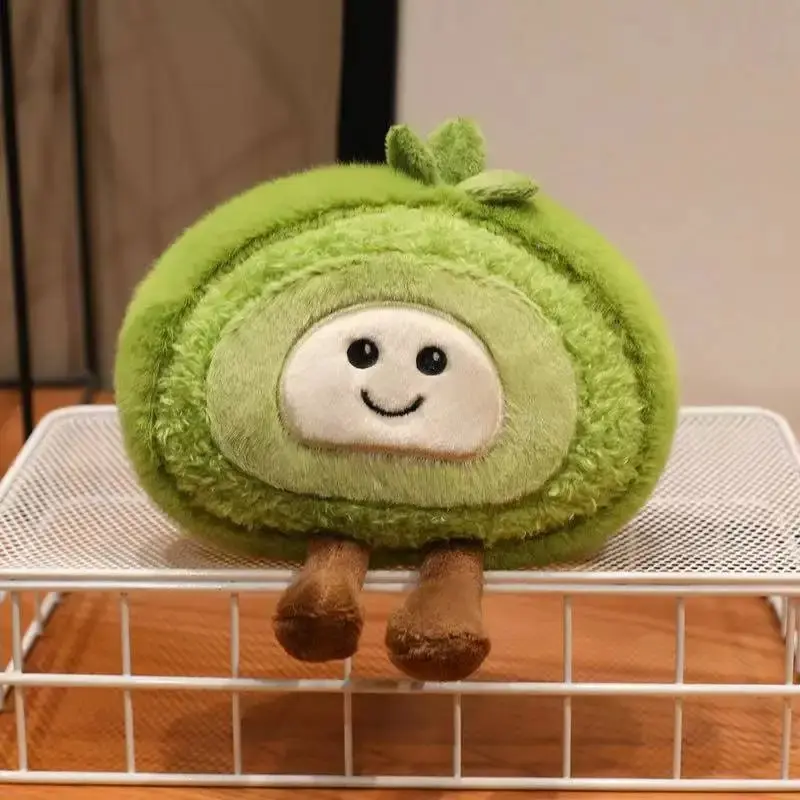 Peluche roulé suisse verte kawaii, type Jellycat, posée sur étagère métallique blanche.