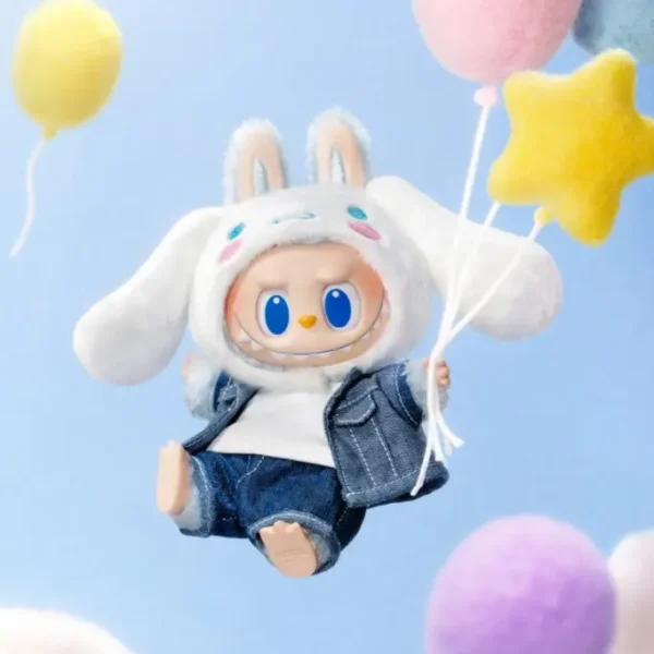 Figurine Labubu Cinnamoroll Pop Mart flottant parmi des ballons pastel et nuages.