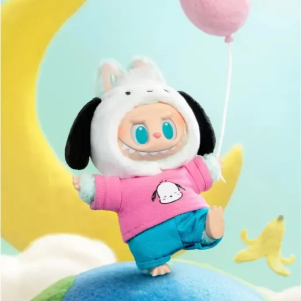 Figurine Labubu déguisé en Pochacco Pop Mart Sanrio avec ballon, globe et croissant de lune.