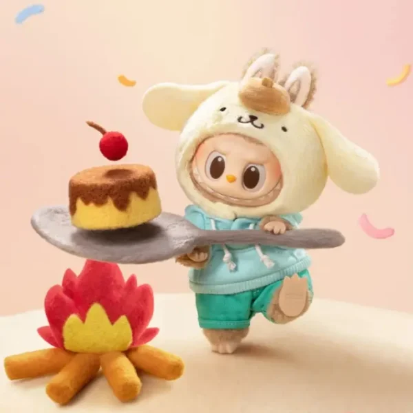 Figurine Labubu Pompompurin Pop Mart, déguisé préparant un flan au feu de camp.