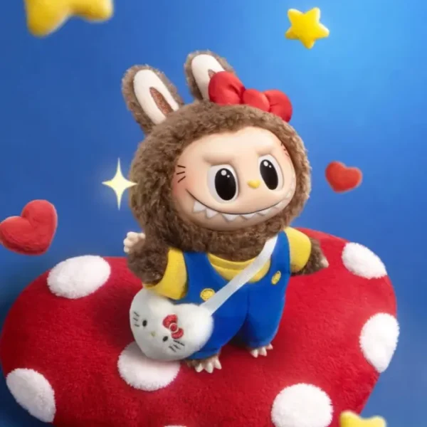 Labubu Secret Classic Hello Kitty Pop Mart figurine déguisée, sur coussin cœur rouge étoilé.