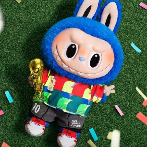 Figurine de collection Labubu Pop Mart FIFA World Cup 2026, footballeur 38cm brandissant le trophée.